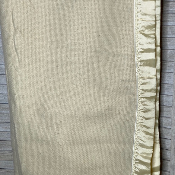 ❌SOLD❌Vintage waffle weave acrylic blanket pale - Picture 2 of 4